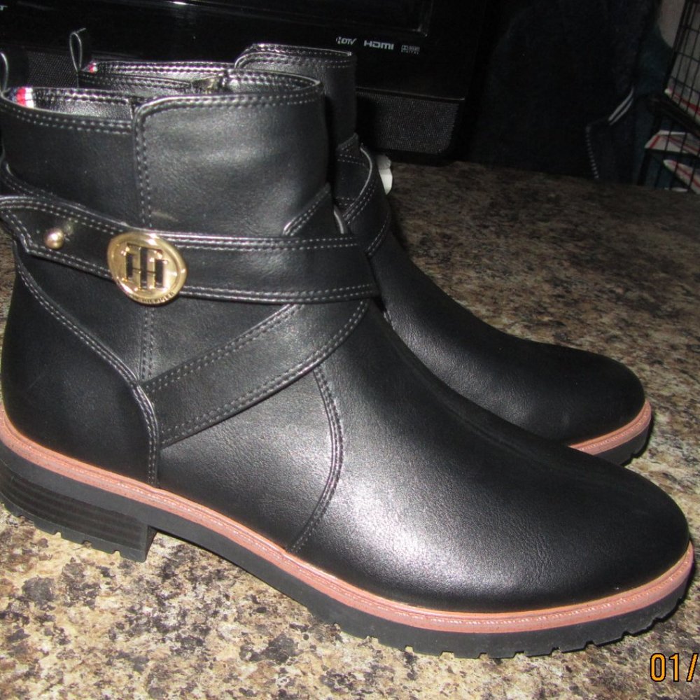 👢 Women's Tommy Hilfiger Ankle Boots Brand NWOB or tags. Size 8M.👢